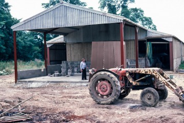 Lodge Farm, Gisslingham. Building the pig store. Tony Gawthrop.