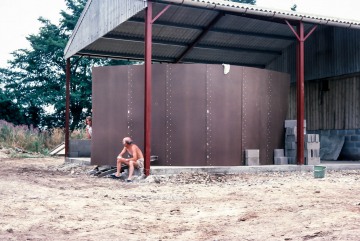 Lodge Farm, Gisslingham. Building the pig store. Mike Blasdale