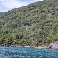 Sailing into Tomb Bay