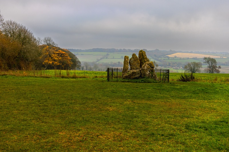 The Rollright Stones, Whispering Knights