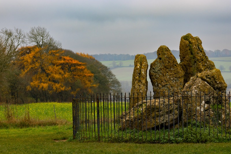 The Rollright Stones, Whispering Knights