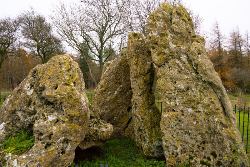 The Rollright Stones, Whispering Knights